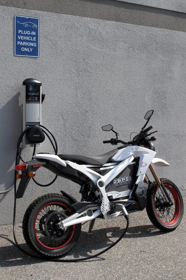Elektromotorräder sind selten, sollen aber bald überall fahren. So war es beim Besuch des kalifornischen Elektromotorrad-Hersteller Zero zu hören, der sich nun weltweiten Wachstum verschrieben hat. 