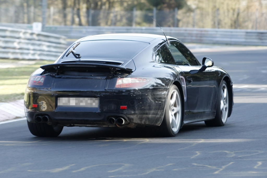 Erwischt: Porsche 911 Coupé – Turbo ohne Turbo -- Um die Kraft auch effizient auf die Fahrbahn zu übertragen, wird Porsche für das 911er Coupé das neue PDK-Doppelkupplungsgetriebe bieten. | fotos: lehmann photo-syndication