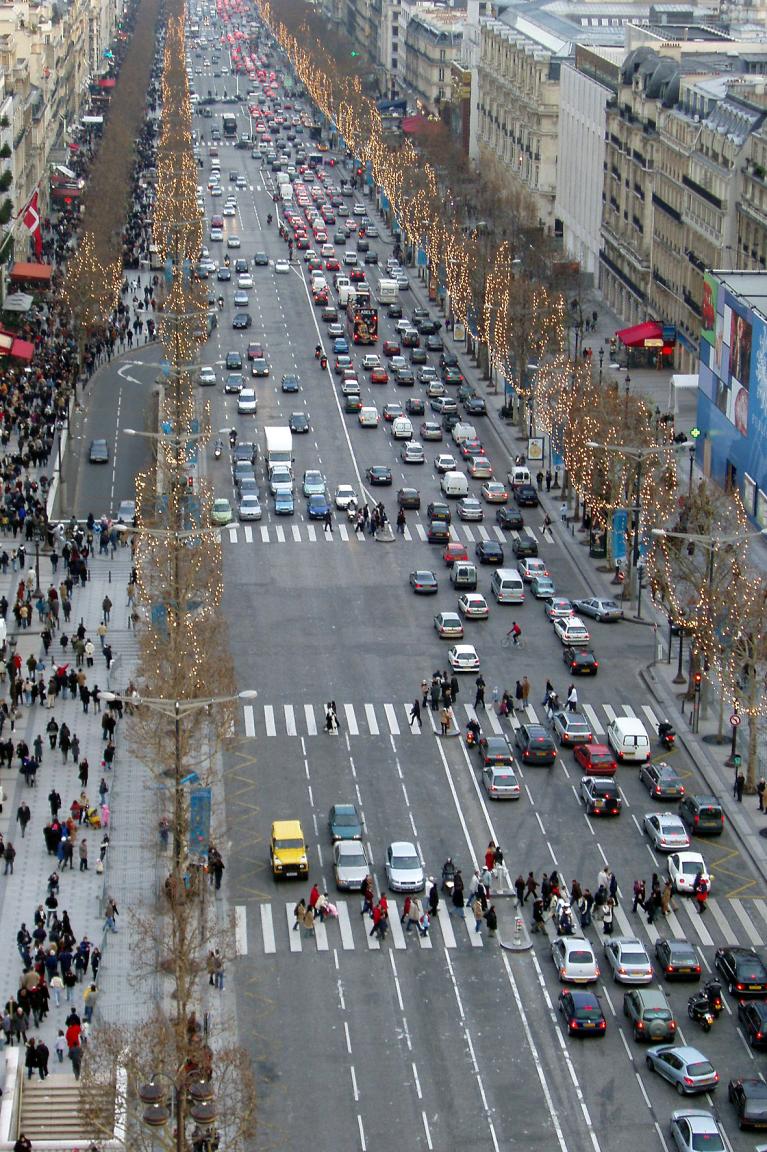 Etwas Verkehrsentlastung stünde der französischen Metropole jedenfalls gut zu Gesicht. Speziell zu Stoßzeiten stauen sich die Autos durch die halbe Stadt. 