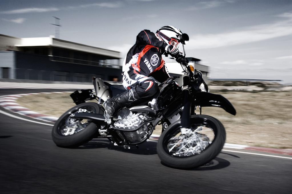 Feinste Fahrwerkskomponenten trägt die Yamaha WR 250X. Doch das hat seinen Preis. Für eine 250er ist die kleine Supermoto nicht gerade billig. 