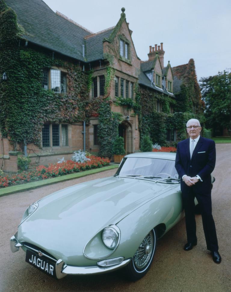 Firmengründer Sir William Lyons mit einem Jaguar E-Type. 