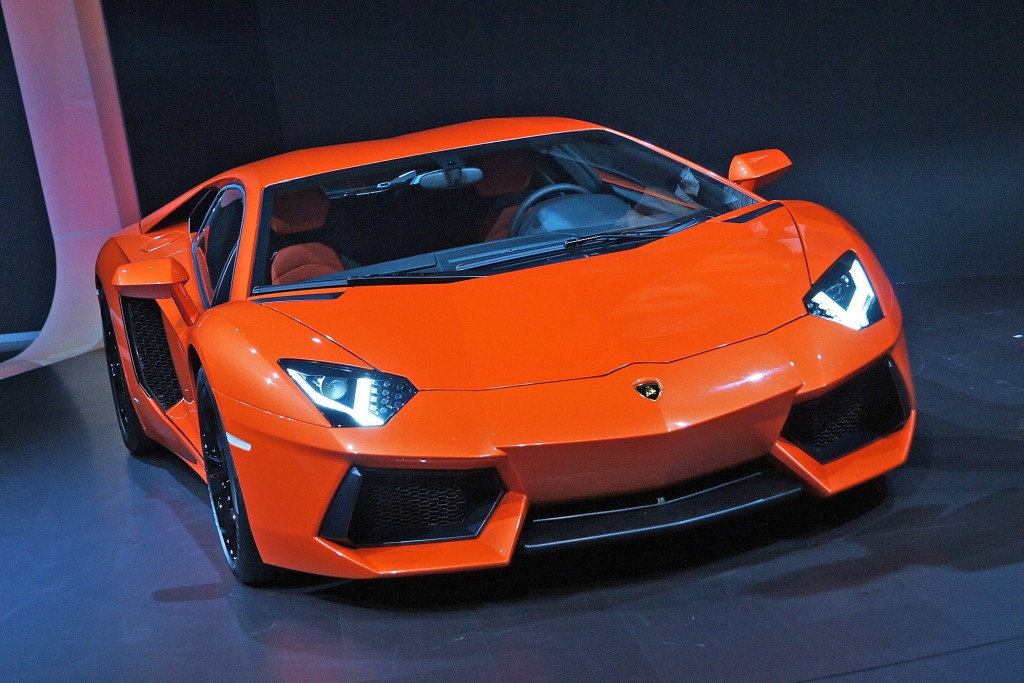 Hersteller von Supersportwagen wählen weiterhin of knallige Farben, etwa Lamborghini beim Aventador.