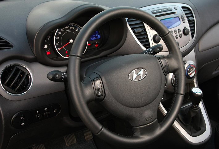 Hyundai i10: Blick auf den recht übersichtlich gestalteten Fahrer-Arbeitsplatz. 