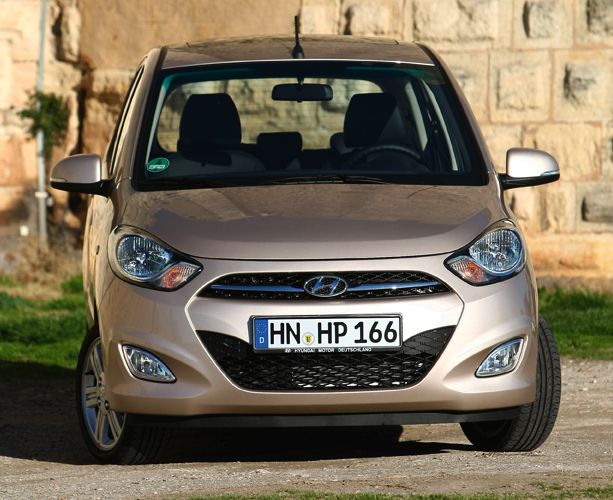 Hyundai i10: Blick auf die Frontpartie des Kleinwagens. 