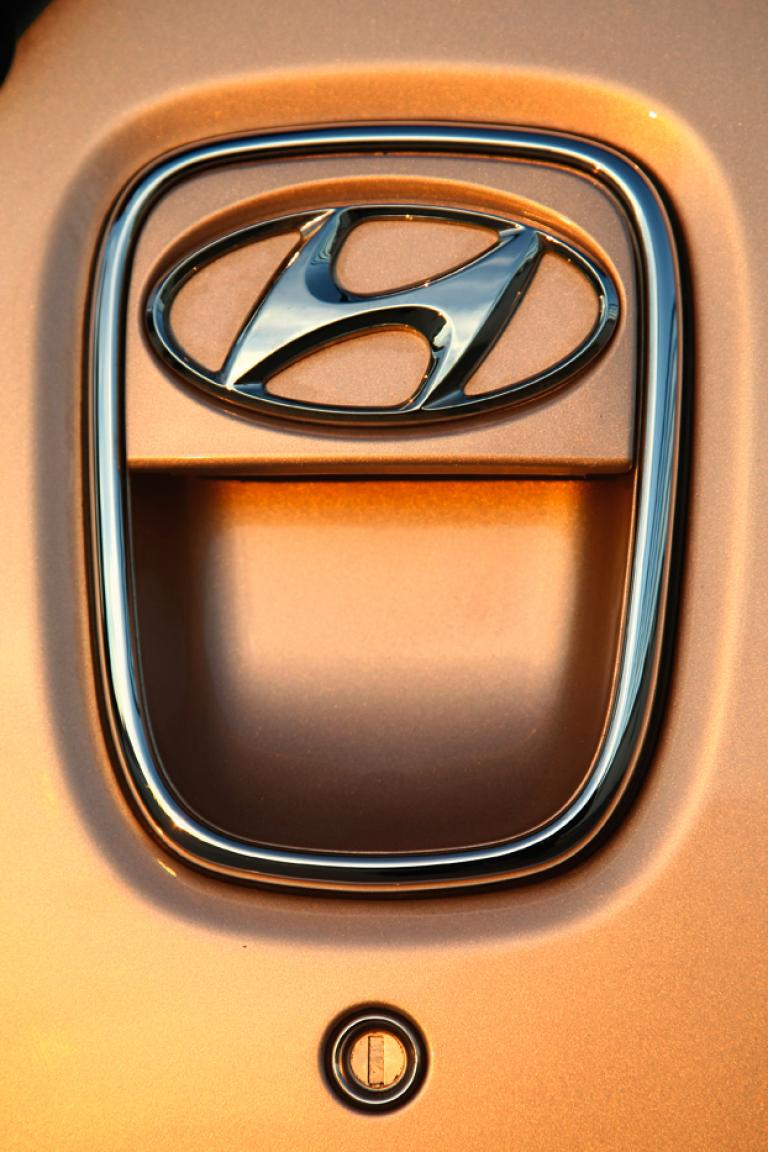 Hyundai i10: Das Markenlogo hinten sitzt pfiffig im Heckklappen-Griff. 