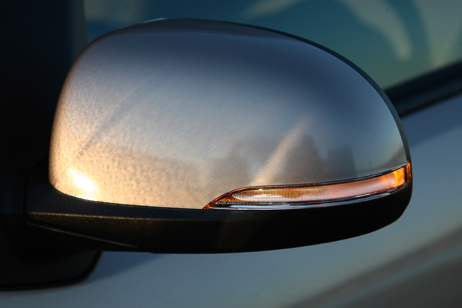 Hyundai i10: In die Außenspiegel sind Blinkerleisten integriert. 