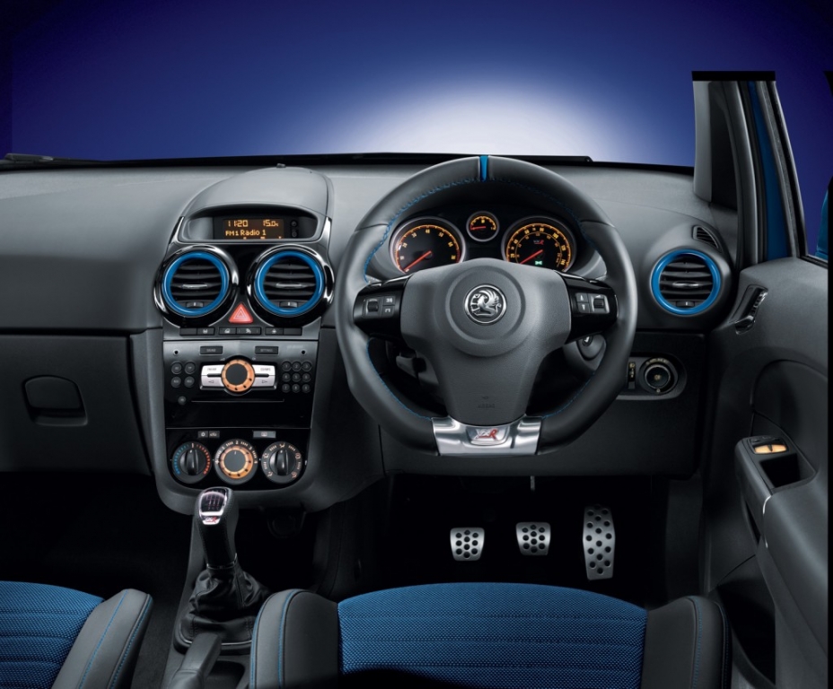 Im Interieur finden sich viele blaue Details wieder. 