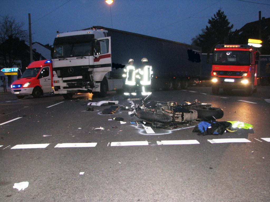 Im nordrhein-westfälischen Langenfeld nahm ein Sattelzugfahrer beim Linksabbiegen einem Motorradfahrer die Vorfahrt. Der Biker wurde dabei schwer verletzt und starb wenig später im Krankenhaus. 