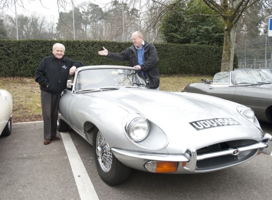 Jaguar E-Type: Klassiker-Fahrt zum goldenen Jubiläum - Katze auf historischer Fährte