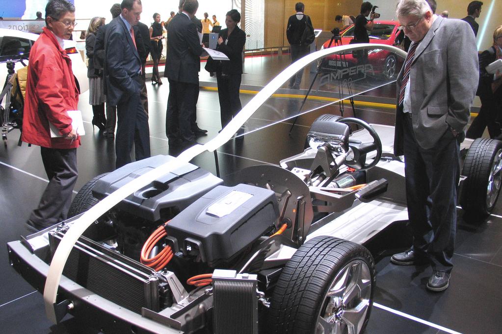 Kein Wunder, dass das technische Gerüst des unkonventionellen E-Autos bei seiner Premiere auf dem Genfer Salon viele Blicke auf sich zog. 