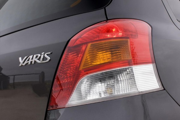 Kleben statt lackieren: Neues Lackreparatursystem von Toyota 