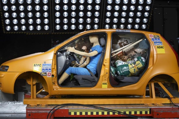 Kleinwagen-Crashtest - Freie Flugbahn für die Ladung