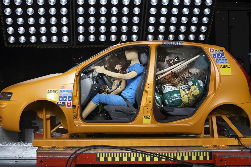 Kleinwagen-Crashtest - Freie Flugbahn für die Ladung