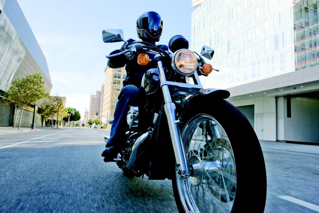Lässig cruisen lässt es sich mit der Honda VT 750S. 