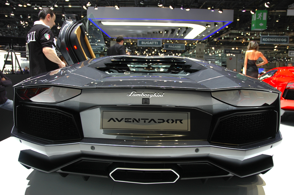 Lamborghini Aventador: Blick auf die superbreite Heckpartie des Supersportwagens. 