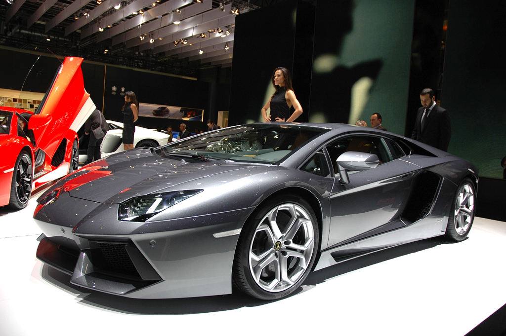 Lamborghini Aventador: Das aggressive Design lehnt sich an Kampfflugzeuge an 