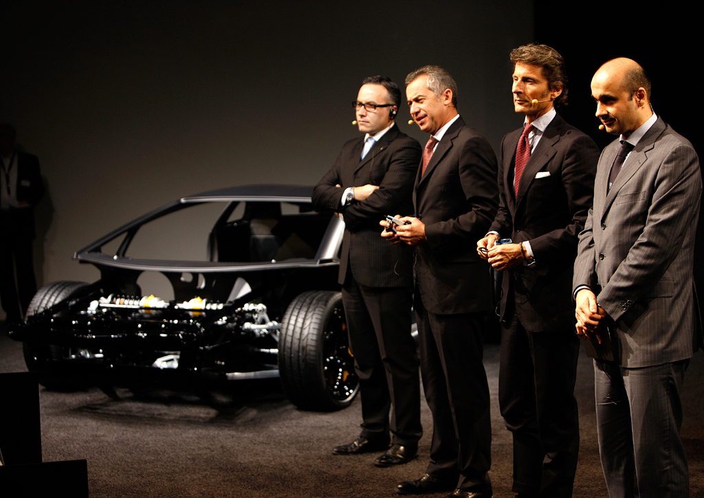 Lamborghini-Chef Stephan Winkelmann (Zweiter von rechts) zusammen mit Kollegen bei der Präsentation des Rolling Chassis für den neuen Zwölfzylinder beim Leichtbau-Techniktag in Sant'Agata. 