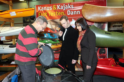 Magdeboot 2011: Größte Yacht der Messe eingekrant