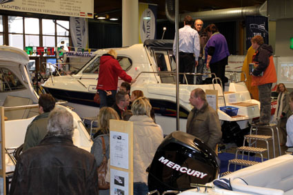 Magdeboot 2011: Größte Yacht der Messe eingekrant