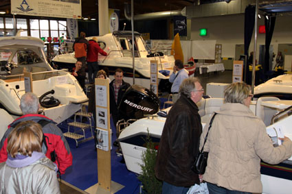 Magdeboot 2011: Größte Yacht der Messe eingekrant