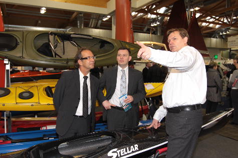 Magdeboot 2011: Größte Yacht der Messe eingekrant