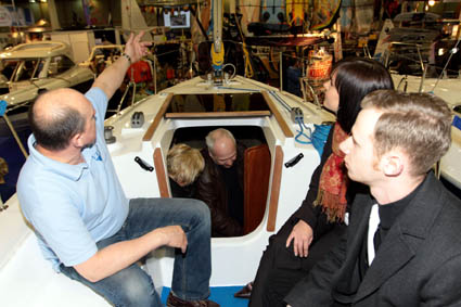 Magdeboot 2011: Größte Yacht der Messe eingekrant