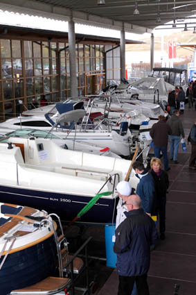 Magdeboot 2011: Größte Yacht der Messe eingekrant