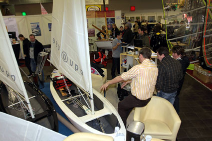 Magdeboot 2011: Größte Yacht der Messe eingekrant