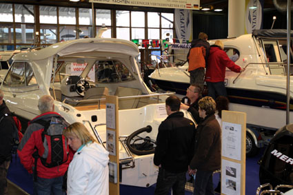 Magdeboot 2011: Größte Yacht der Messe eingekrant