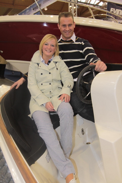 Magdeboot 2011: Größte Yacht der Messe eingekrant