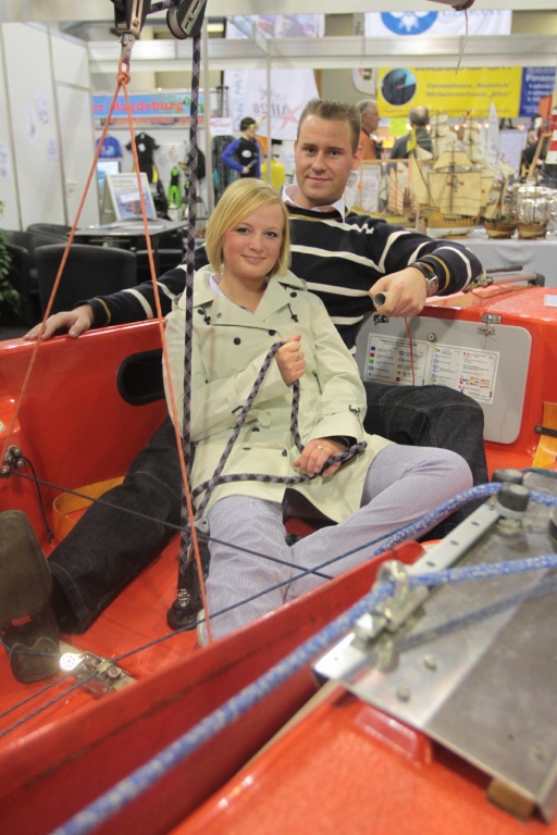 Magdeboot 2011: Größte Yacht der Messe eingekrant