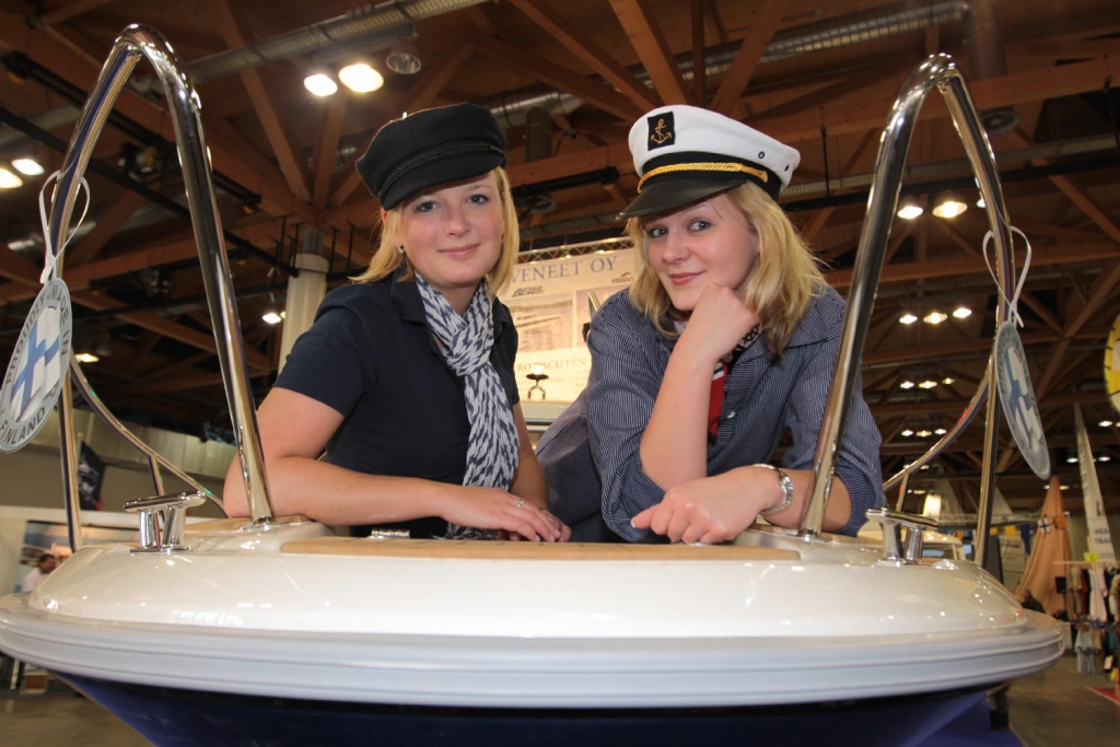 Magdeboot 2011: Größte Yacht der Messe eingekrant