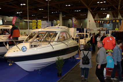 Magdeboot 2011: Größte Yacht der Messe eingekrant