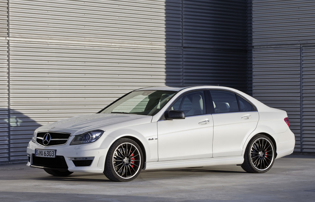 Mercedes C63 AMG: ... und so fährt das Limousinen-Pendant vor. 