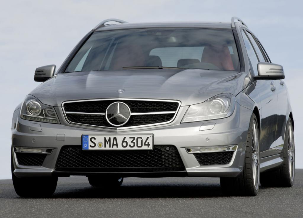 Mercedes C63 AMG: Blick auf die athletischer wirkende Front des Kombi. 