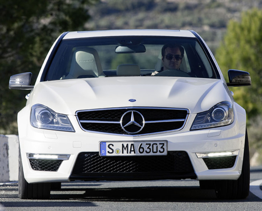Mercedes C63 AMG: Blick auf die ebenfalls dynamischere Front der Limousine. 