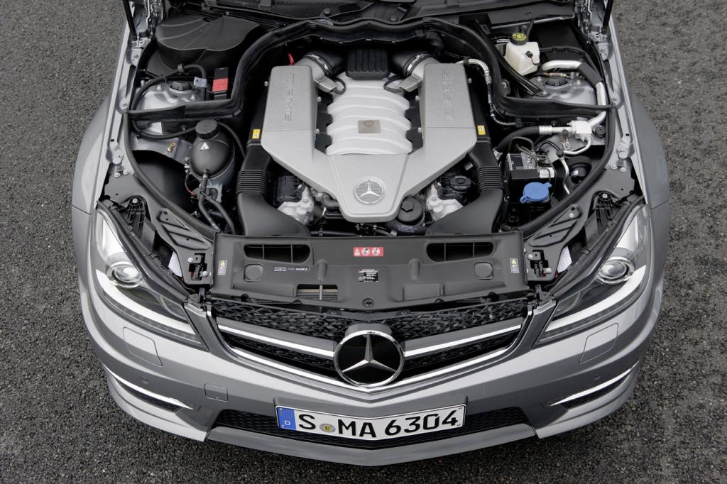 Mercedes C63 AMG: Blick unter die Motorhaube des 6,2-Liter-Achtzylinders mit bis zu 487 PS. 