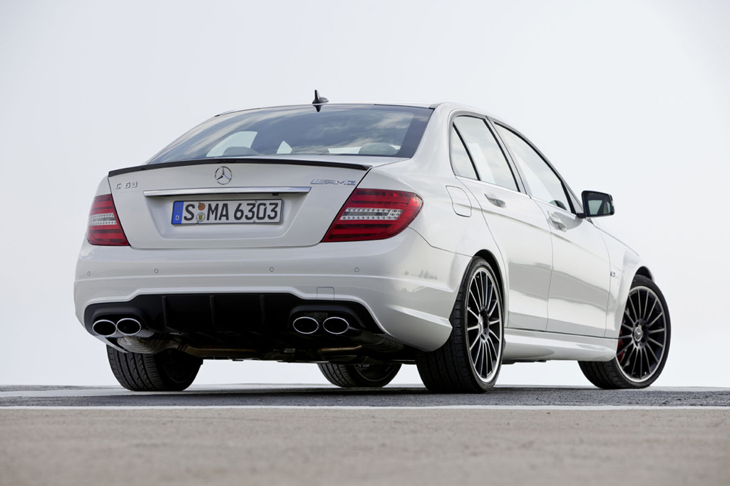 Mercedes C63 AMG: Das Heck der Limousine haben die Entwickler genauso kraftvoll gestaltet. 