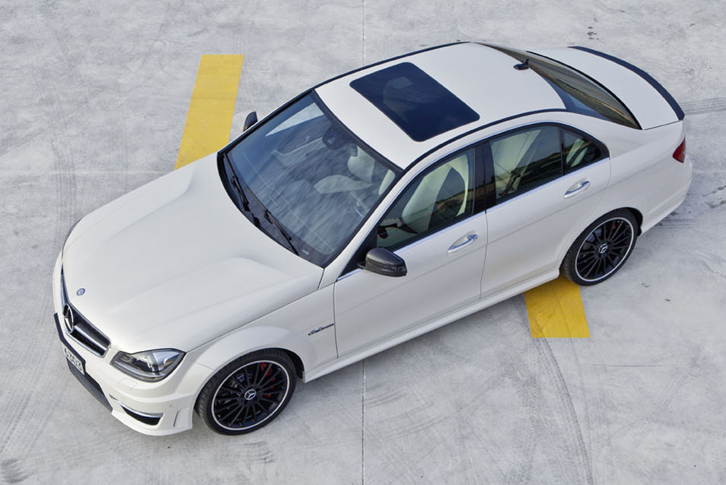 Mercedes C63 AMG: Draufsicht auf die Limousine.