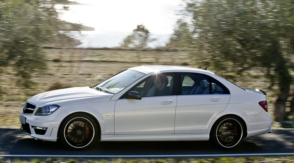 Mercedes C63 AMG: Seitenansicht der Limousine. 