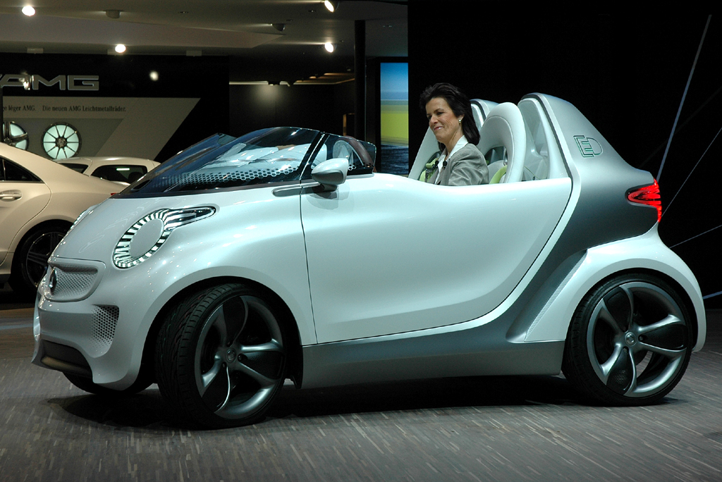 Mercedes in Genf: Smart-Chefin Dr. Annette Winkler fährt in der Elektro-Forspeed-Studie vor. 