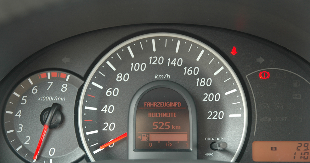 Nissan Micra: Blick durch den Lenkradkranz auf die Rundinstrumentierung.