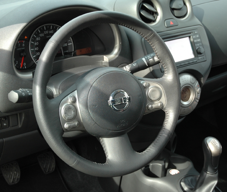 Nissan Micra: Blick ins noch recht übersichtlich gestaltete Cockpit.
