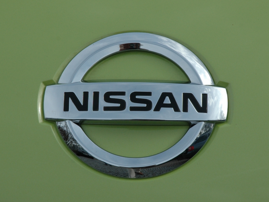 Nissan Micra: Das Markenlogo sitzt vorn über dem schmalen Kühlergrill-Streifen.