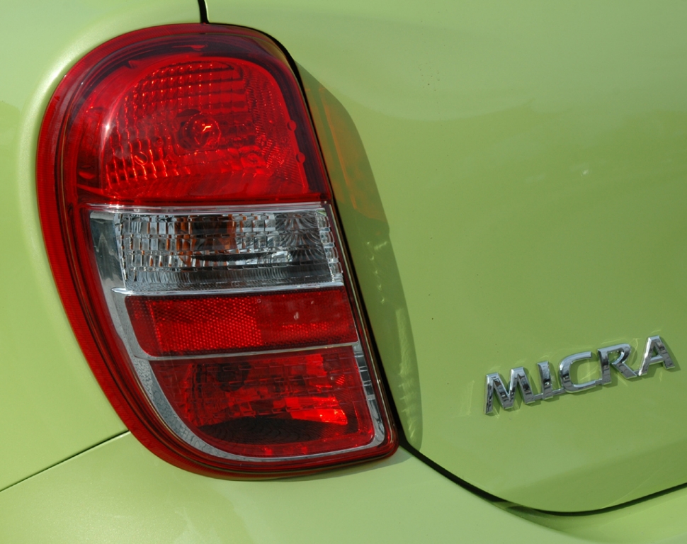 Nissan Micra: Moderne Leuchteinheit hinten mit Modellschriftzug.