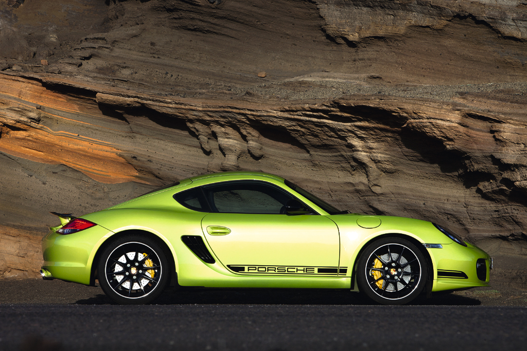 Porsche Cayman R: Und so sieht der flach auf der Straße liegende Zweisitzer von der Seite aus.

