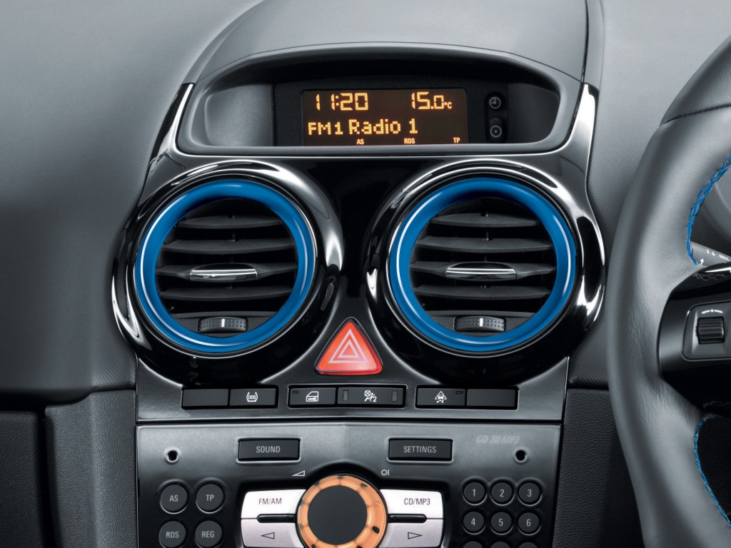 Prägnant: die blau lackierten Luftführungen im Vauxhall Corsa VXR Blue Edition.