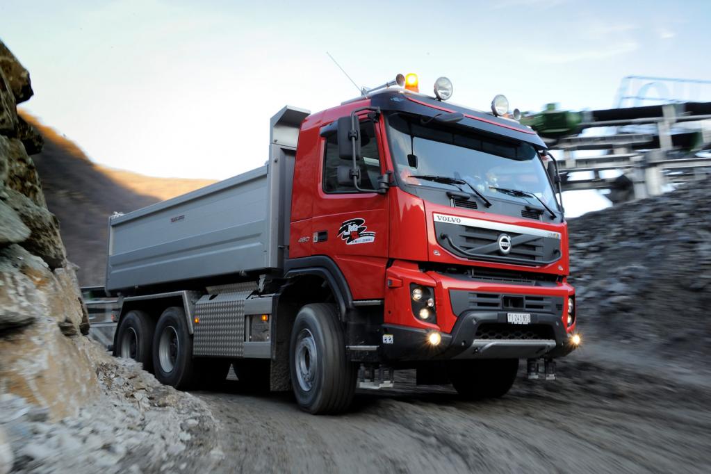 Pro Schicht müssen von dem Lkw bis zu 2 200 Tonnen Schotter bewegt werden. Das abgetragene Material soll nach Ende der Bauarbeiten zu neuen, künstlichen Gesteinsformationen aufgetürmt werden. 