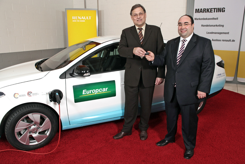 Renault übergibt Elektrofahrzeug Fluence Z. E. an Europcar