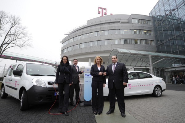 Renault übergibt Elektrofahrzeuge an Telekom